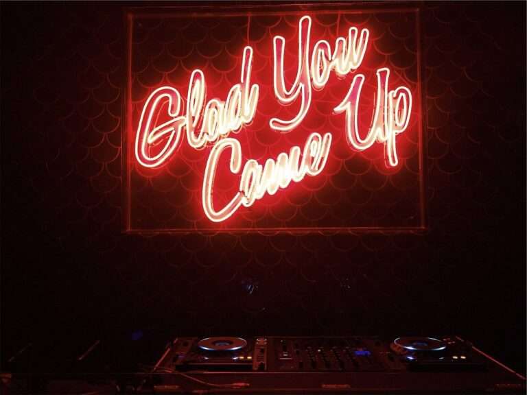LED-lys som sier "Glad you came up"