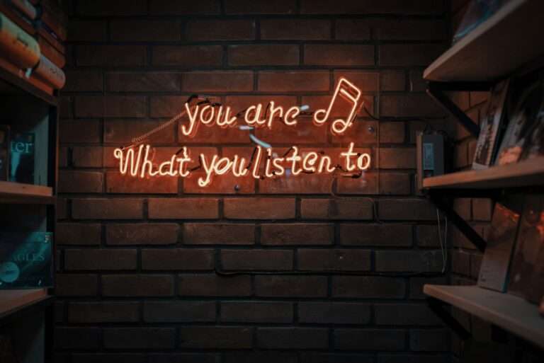 LED-lys med tekst som sier "you are what you listen to"